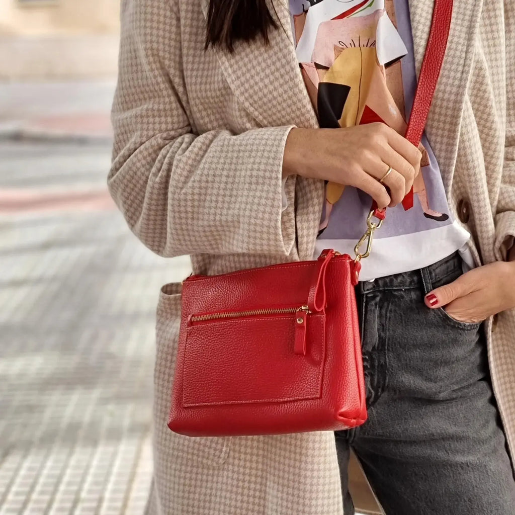 Bolso versátil de piel roja, ideal para llevar lo esencial con estilo
