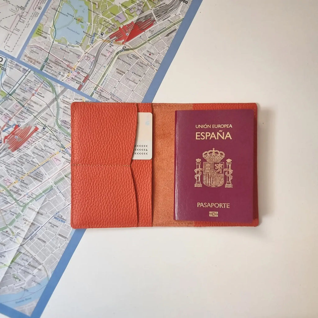 Detalle de funda para pasaporte con grabado de iniciales, estilo artesanal