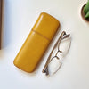 Funda de gafas de piel hecha a mano color mostaza.
