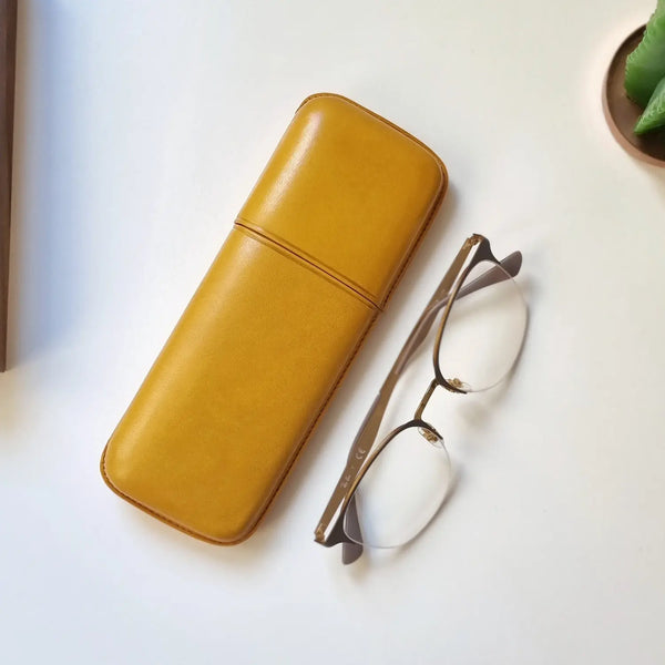 Funda de gafas de piel hecha a mano color mostaza.
