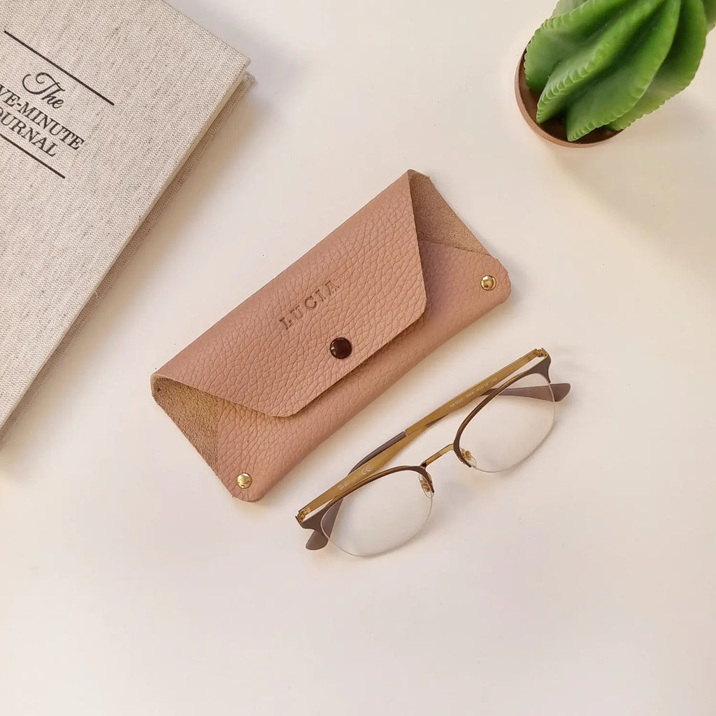 Funda artesanal de cuero auténtico con clip, ideal para proteger lentes
