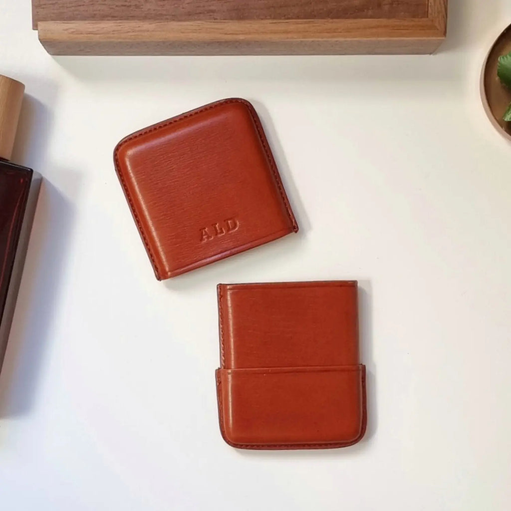 Estuche para tarjetas de piel marrón, diseño artesanal de leathergoods43