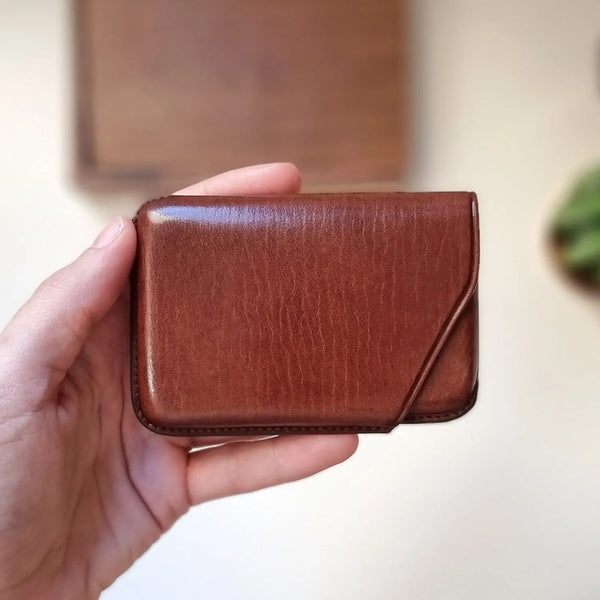 Estuche para tarjetas de piel marrón para hombre, diseño artesanal de leathergoods43