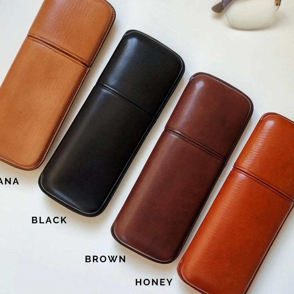 Funda compacta de cuero marrón para gafas, diseño minimalista de leathergoods43

