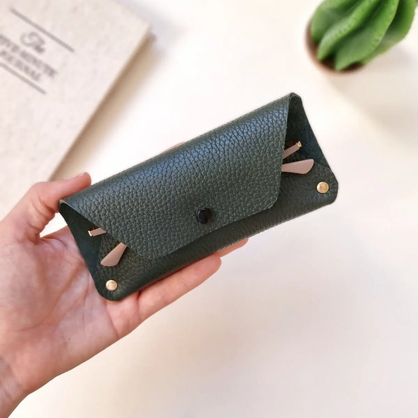 Funda de gafas de cuero con clip metálico, suave y hecha a mano