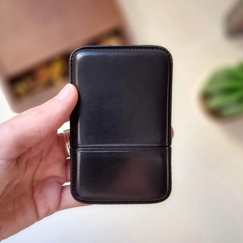 Tarjetero de piel de color negro diseño minimalista de Leathergoods 43
