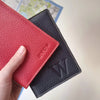 Funda de pasaporte de cuero hecha a mano personalizada con compartimentos internos
