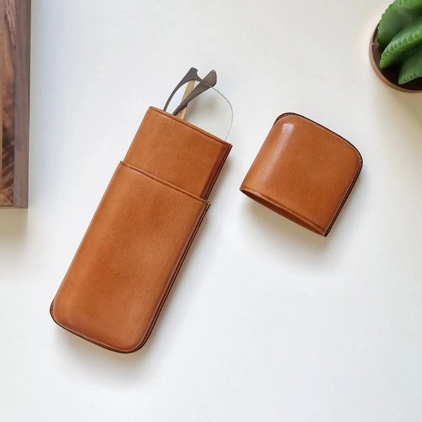 Funda de gafas depiel hecha a mano por Leathergoods 43 en Ubrique.