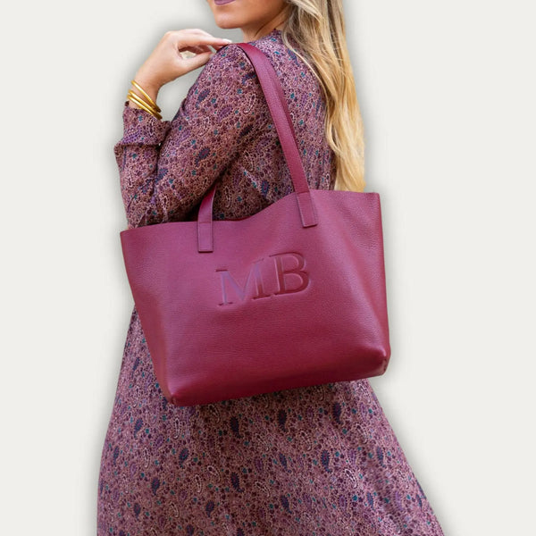 Elegant everyday tote in brown leather with personalized touch
