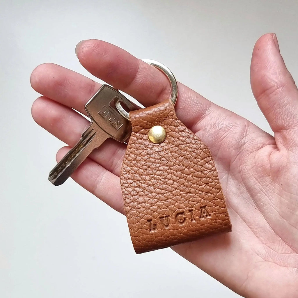 Detalle del llavero personalizado para mujeres con iniciales grabadas
