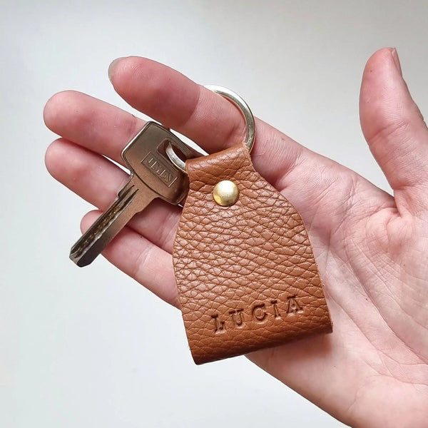 Detalle del llavero personalizado para mujeres con iniciales grabadas