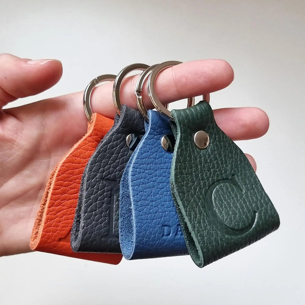 Llavero elegante de piel marrón con cinta personalizada, marca leathergoods43