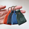 Llavero elegante de piel marrón con cinta personalizada, marca leathergoods43