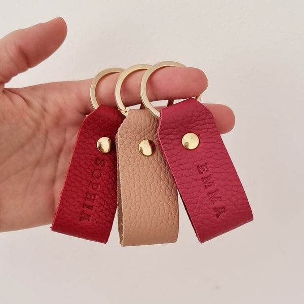 Llavero de cuero grabado para mujer, hecho a mano con iniciales