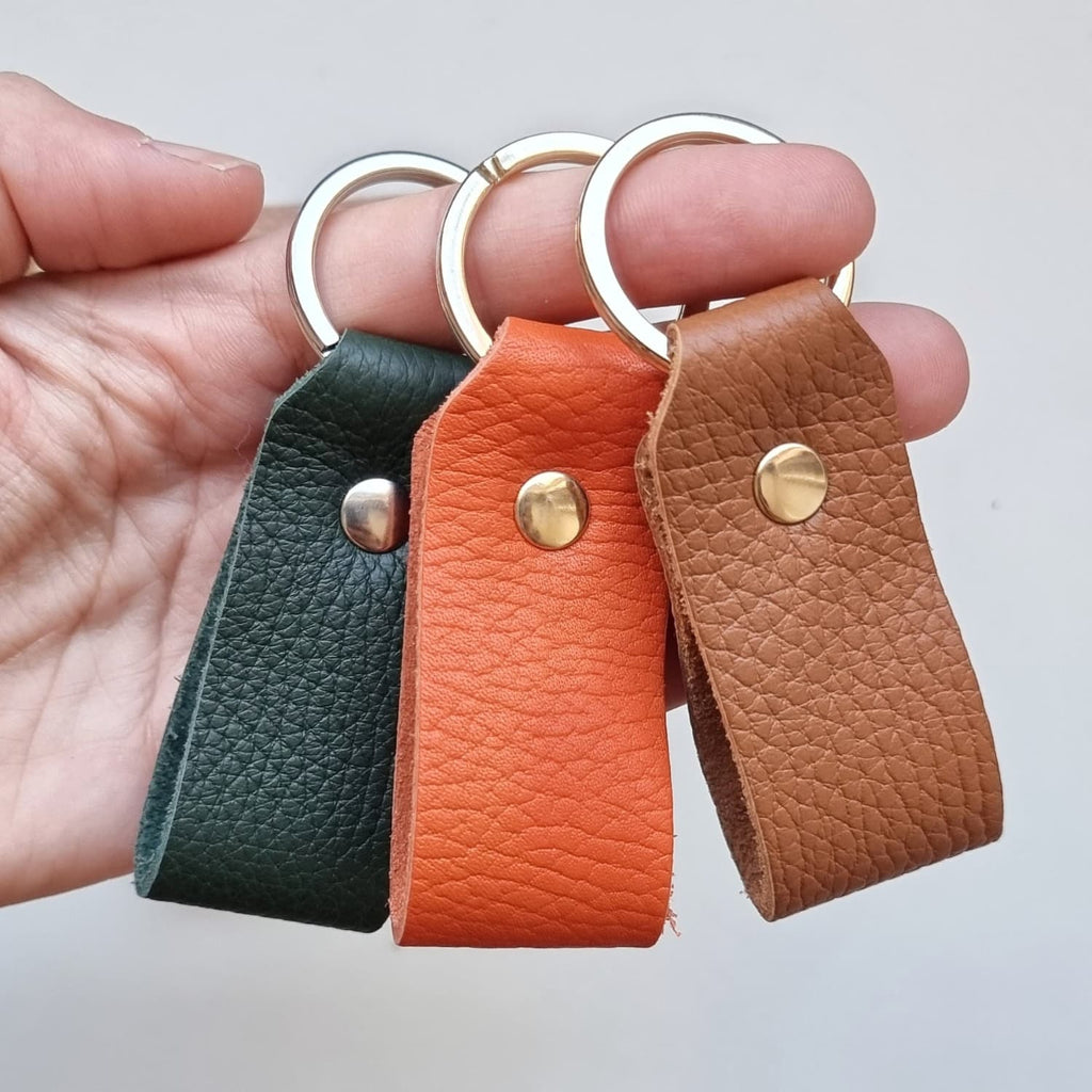 Accesorio femenino grabado en cuero con nombre, marca leathergoods43