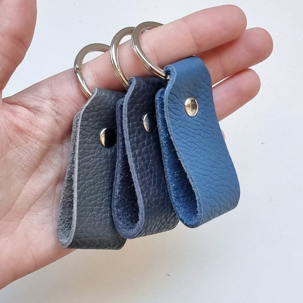 Llavero elegante de cuero grabado, ideal para regalar a una mujer especial