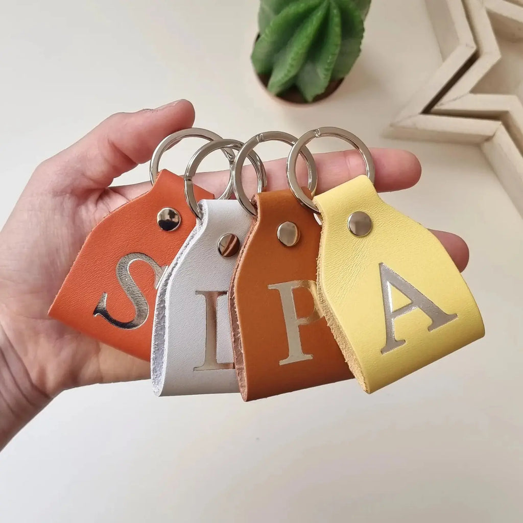 Ideal para regalo. Llavero con inicial de piel de alta calidad Leathergoods43