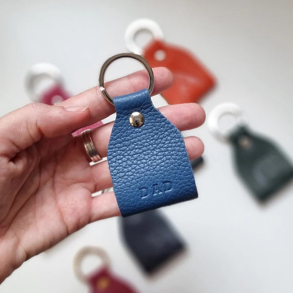 Llaveros con nombres personalizados. Hechos a mano en Ubrique con piel de alta calidad. LeatherGoods 43