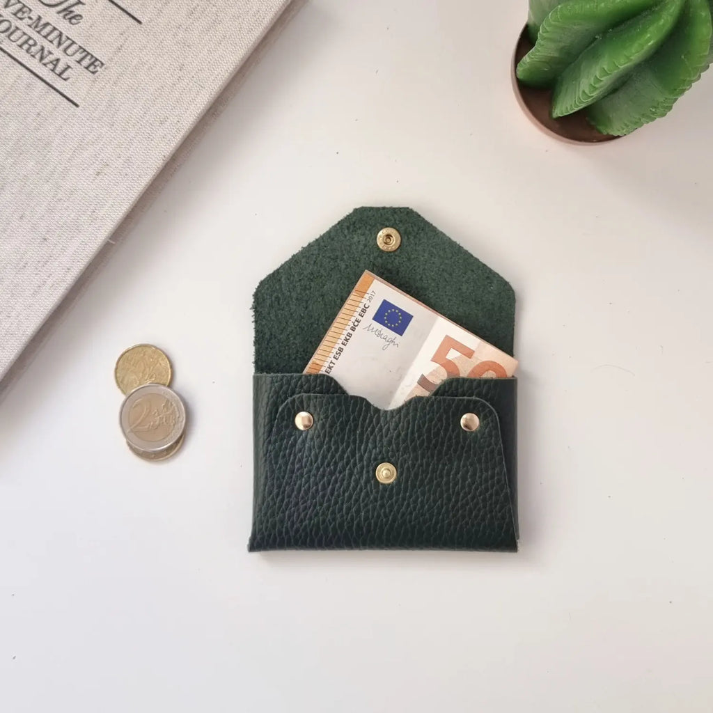 Monedero de cuero hecho a mano con diseño funcional y elegante