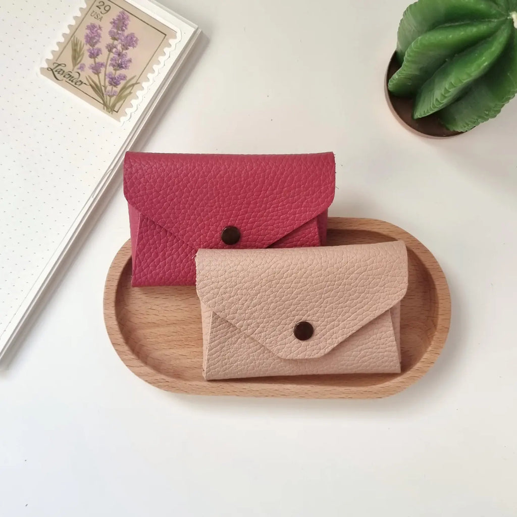 Detalle de monedero en piel de grano completo, fabricado en taller propio