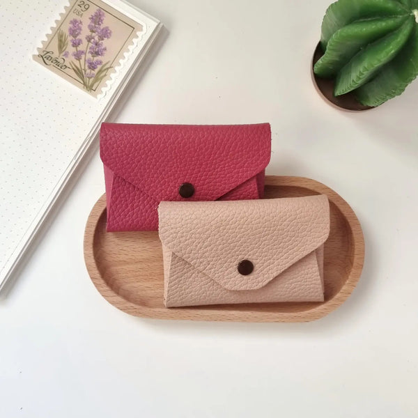 Detalle de monedero en piel de grano completo, fabricado en taller propio