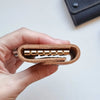 Accesorio compacto de cuero para llaves, con iniciales en dorado o plateado