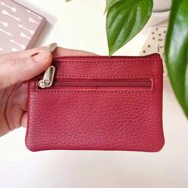 Minimalist zip pouch in brown leather, perfect as a personalized coin wallet